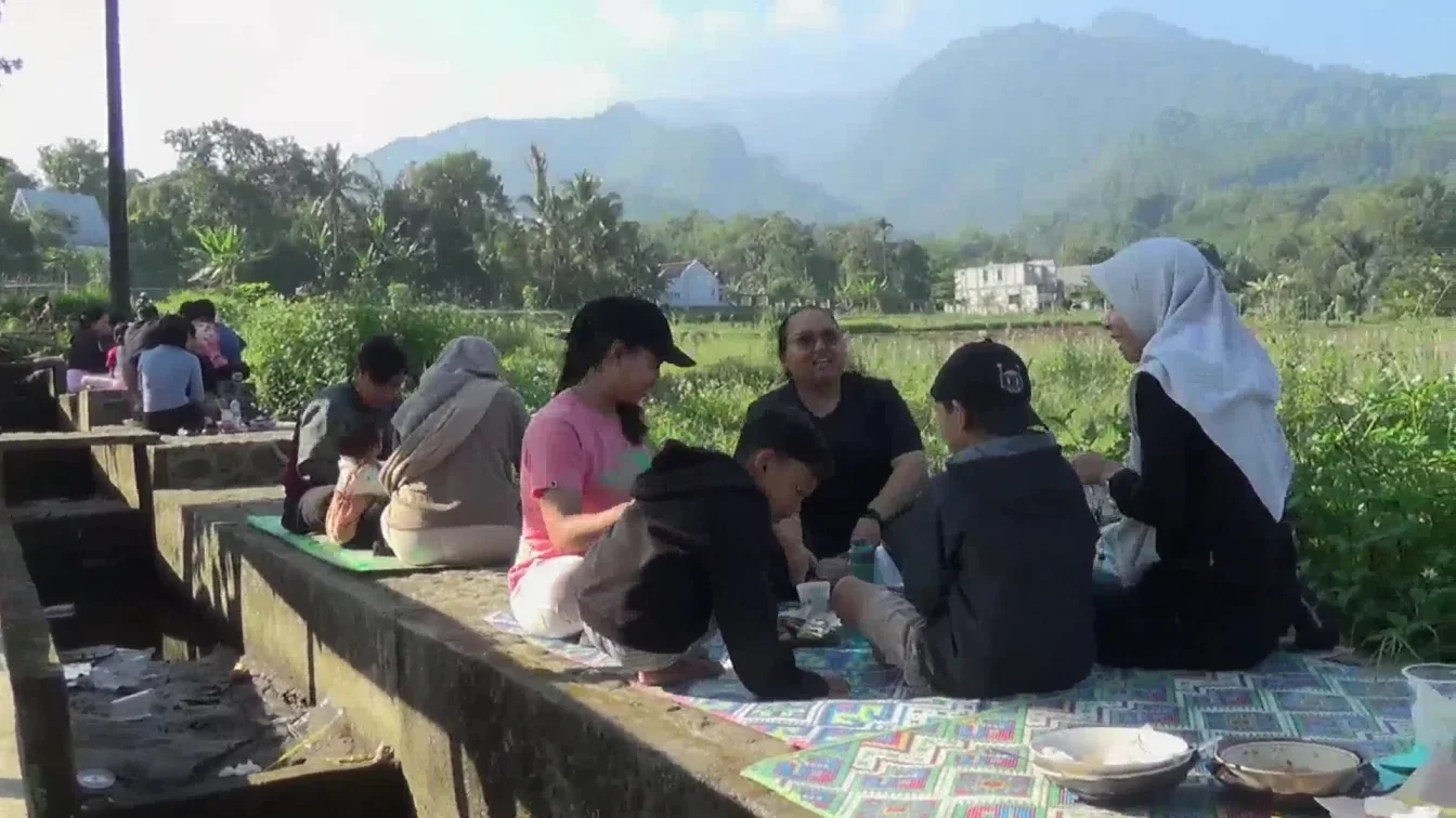 Suasana di wisata kuliner Londer di Limbangan dengan sensasi pemandangan alam. (edhot)