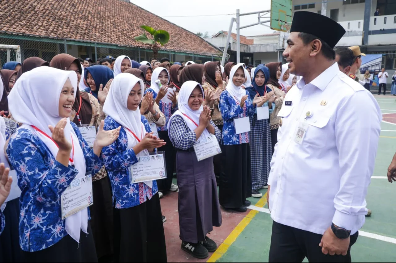 Biar Semangat, Empat Siswa dapat Hadiah Sepeda dari Wagub Taj Yasin
