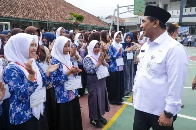 Biar Semangat, Empat Siswa dapat Hadiah Sepeda dari Wagub Taj Yasin
