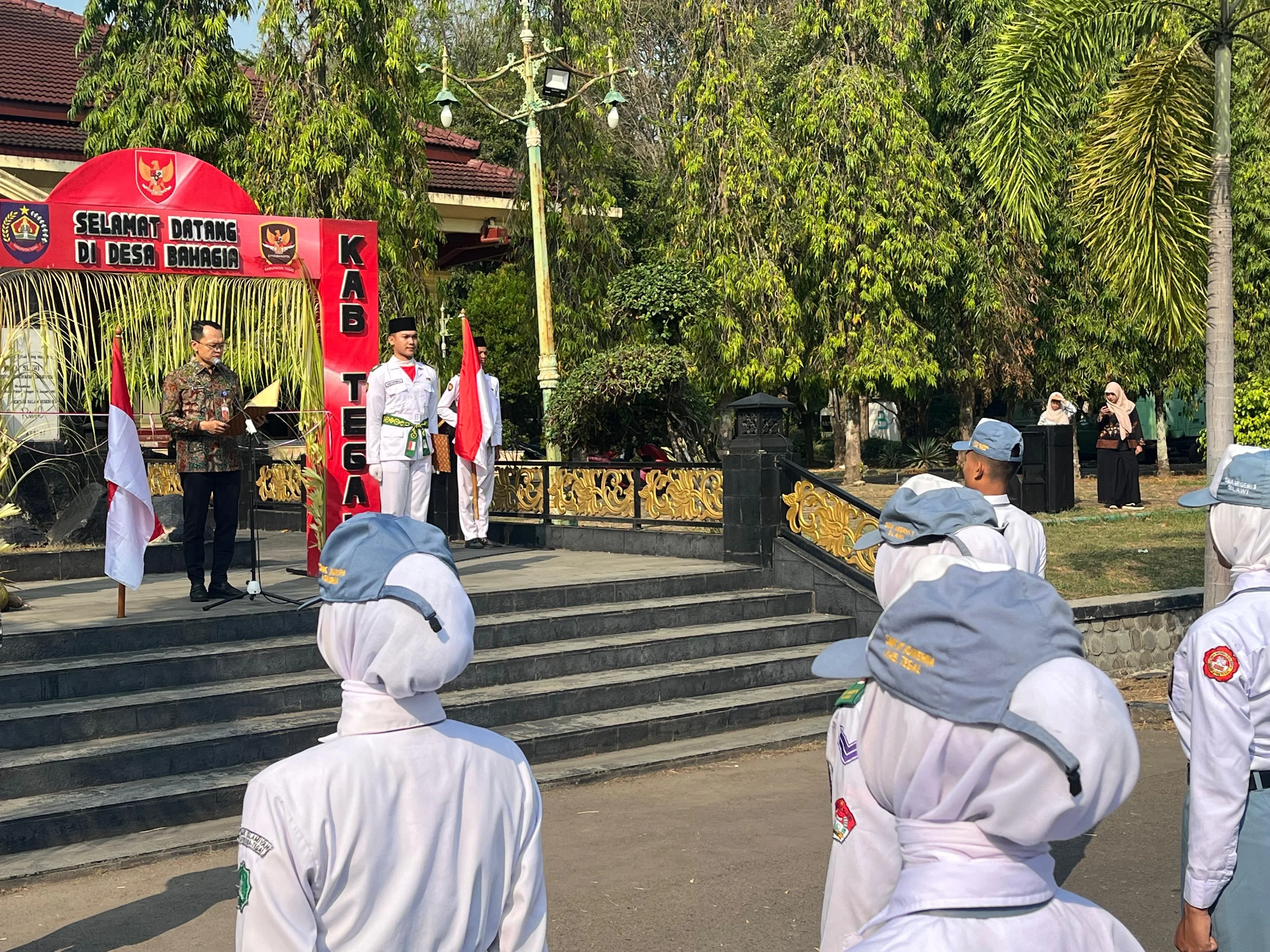 Para siswa  yang lolos seleksi sebagai calon Pasukan Pengibar Bendera Pusaka ( Paskibraka) Kabupaten Tegal 2026 mengikuti prosesi tantingan di Pemda Kabupaten Tegal, Kamis , 30 Juli 2026. 