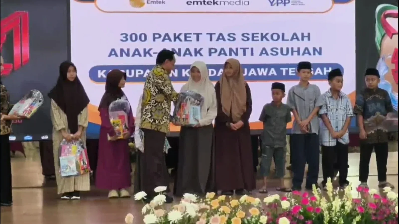 Anak yatim dan difabel yang menerima bantuan peralatan sekolah dari yayasan pundi amal Peduli Kasih.  (edhot)
