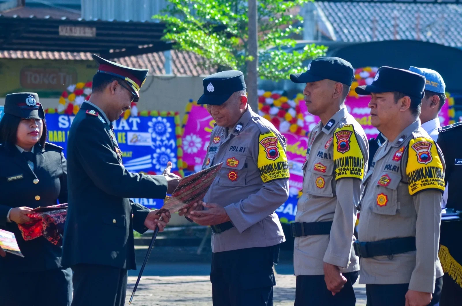 Kapolres Tegal Kota AKBP Heru Antariksa Cahya, saat memberikan piagam penghargaan kepada tiga personel Bhabinkamtibmas, Rabu (1/7)