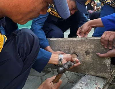 Aksi Heroik Damkar Pemalang, Tolong Anak Kucing Terjepit Beton