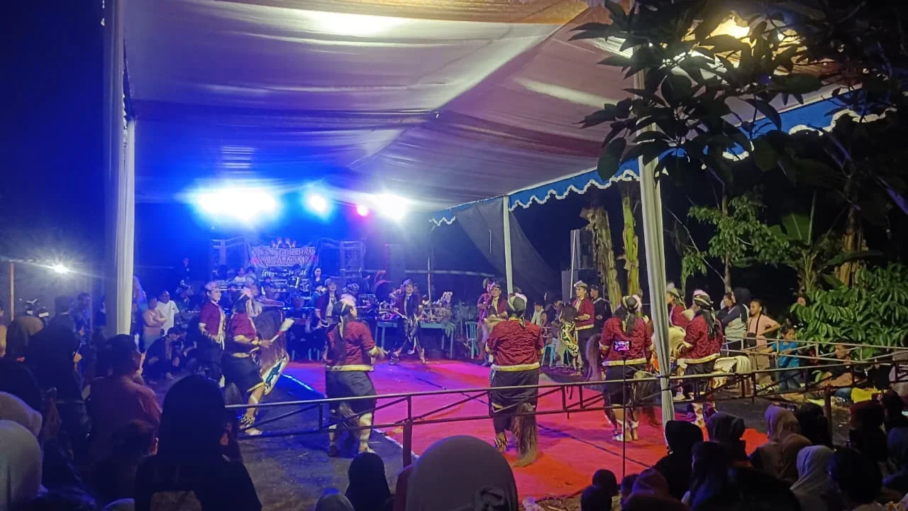 Pentas kesenian dan budaya dalam rangka Merti Desa Pesanggrahan. (edhot)