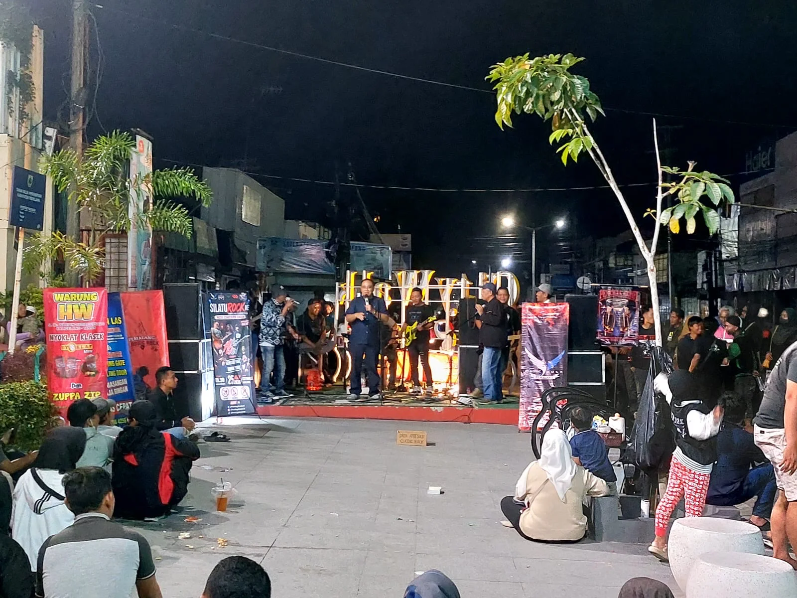 Hibur Warga, Wakil Bupati Pemalang Nurkholes Nyanyi Bareng Rocker