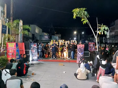 Hibur Warga, Wakil Bupati Pemalang Nurkholes Nyanyi Bareng Rocker