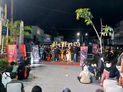 Hibur Warga, Wakil Bupati Pemalang Nurkholes Nyanyi Bareng Rocker