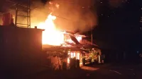 Angin Kencang Percepat Amukan Api, Dua Rumah di Plantungan Kendal Ludes Terbakar