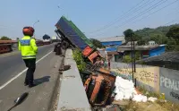 Olah TKP Kecelakaan Truk Rem Blong di Flyover Kretek, Begini Kronologinya