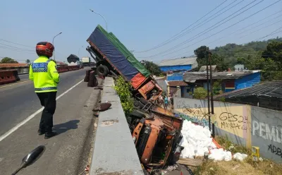 Olah TKP Kecelakaan Truk Rem Blong di Flyover Kretek, Begini Kronologinya