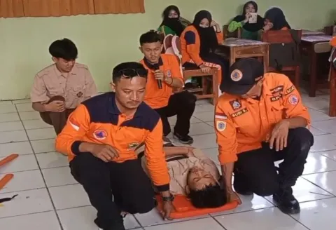 BPBD Brebes Keliling Sekolah saat MPLS, Siswa Baru Diajari Mitigasi Bencana hingga Simulasi Evakuasi