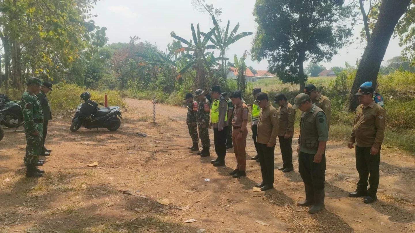 Wakil Administratur KPH Balapulang, Laode Sahara memberikan pengarahan saat Apel Siaga Kebakaran Hutan di Petak 22 RPH Kalilumping Bagian Kesatuan Pemangkuan Hutan Linggapada, Selasa 28 Juli 2026. (Dok) 