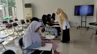 Lawan Dominasi Gawai, Mak Sulis Kenalkan Sastra kepada Anak di Kendal Lewat Kelas Puisi