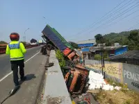 Diduga Rem Blong, Truk Fuso Hantam Truk dan 3 Motor di Flyover Kretek Brebes, 5 Orang Terluka