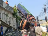 Kesaksian Iwan, Sopir Truk Korban Kecelakaan Flyover Kretek: Saya Lompat Sebelum Truk Terjun