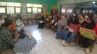 Bawa Poster Penolakan, Wali Murid Tolak Penggabungan SDN Plantaran 3 Kendal