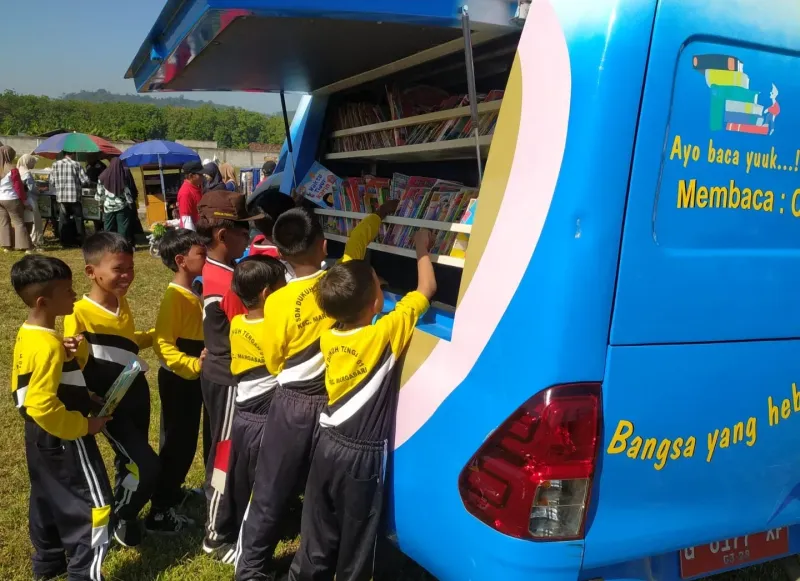 Perpustakaan Keliling Kembali Hadir di Tilik Desa Bupati Tegal, Anak-anak SD Antusias Baca Buku
