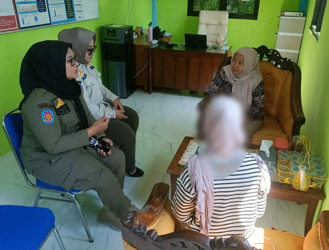 Petugas Satpol PP dan Damkar Pemalang mendampingi S (25) ke UPTD Perlindungan Perempuan dan Anak (UPTD PPA) Dinas Sosial, KBPP Kabupaten Pemalang