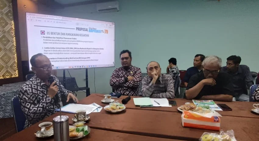 Kepala Dinas Koperasi Usaha Mikro dan Perdagangan Kabupaten Brebes, Khaerul Abidin, saat memimpin rapat persiapan peringatan Hari Koperasi ke-79 tahun 2026.