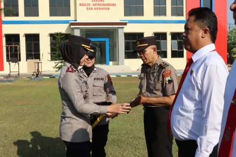 AKBP Veronica Beri Hadiah Anggota Polresta Batang yang Berprestasi, Ini Daftarnya