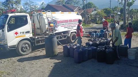 Dilanda Kekeringan, PMI Pemalang Kirim Ribuan Liter Air Bersih ke Belik