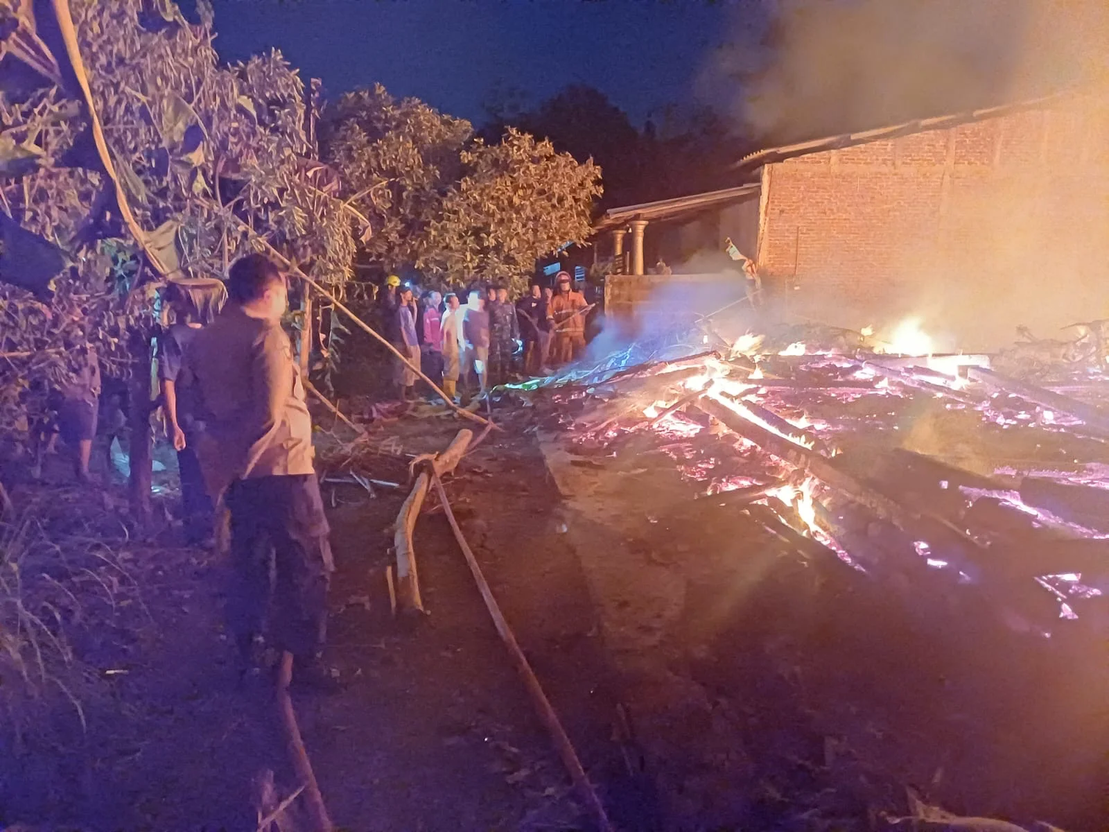Diduga Akibat Korsleting Listrik, Empat Rumah di Weleri Kendal Terbakar, Kerugian Capai Rp300 Juta
