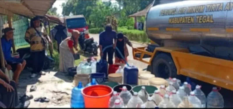 Krisis Air Bersih, Perumda Tirta Ayu Tegal Gencar Dropping Air ke Desa Kekeringan