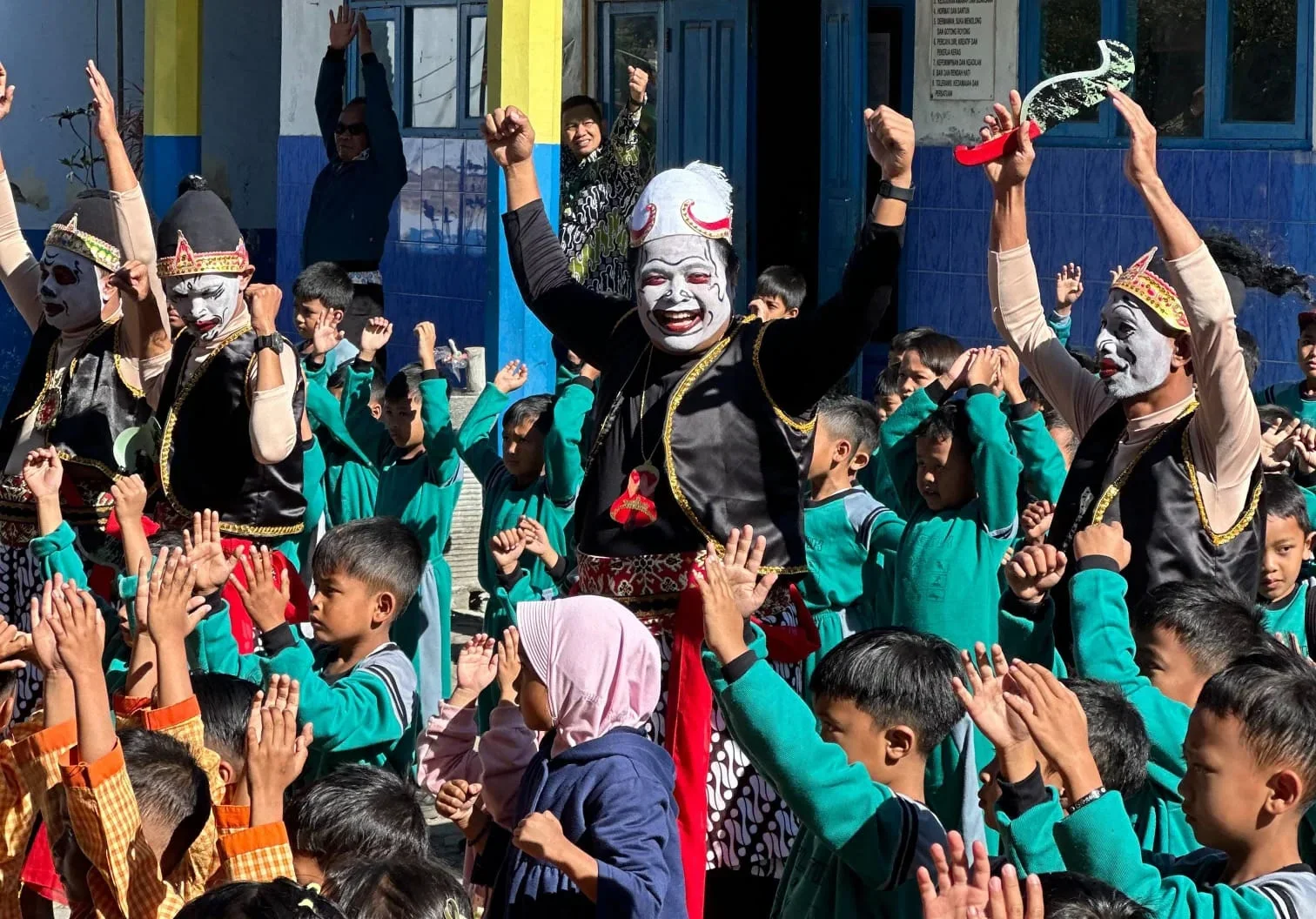 Cosplay Jadi Semar, Camat Pulosari Pemalang Hibur Siswa SD di Hari Anak Nasional