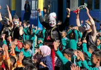 Cosplay Jadi Semar, Camat Pulosari Pemalang Hibur Siswa SD di Hari Anak Nasional