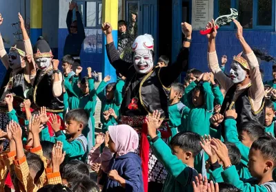 Cosplay Jadi Semar, Camat Pulosari Pemalang Hibur Siswa SD di Hari Anak Nasional