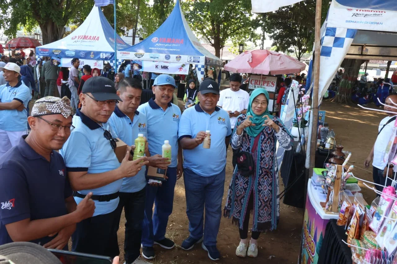 Kepala Dinkopumdag bersama anggota DPRD Brebes dan masyarakat saat menikmati produk unggulan di stand UMKM peringatan Hari Koperasi.