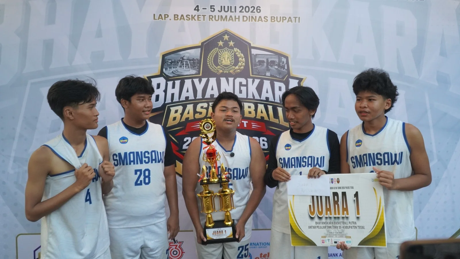 Tim Basket SMA 1 Slawi Dominasi Turnamen Basket Hari Bhayangkara Ke-80 Polres Tegal