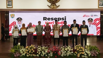 Enam Pegiat dan Satu Tokoh Raih Bupati Award pada Hari Jadi ke-421 Kabupaten Kendal