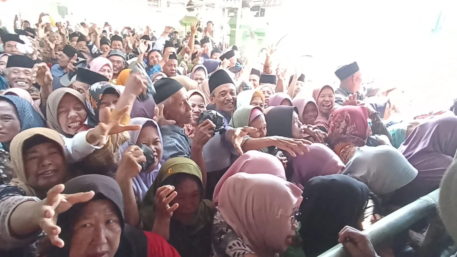 10 Ribu Nasi Anggi Jadi Rebutan di Haul Pangeran Abinawa Kendal
