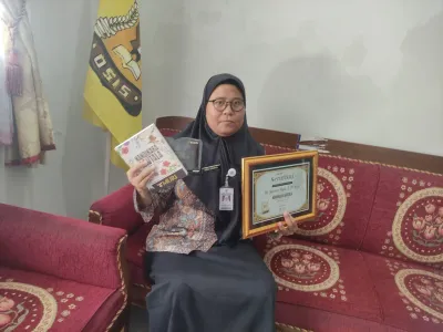 Guru SMPN 2 Cepiring Kendal Harumkan Nama Kendal Lewat Literasi