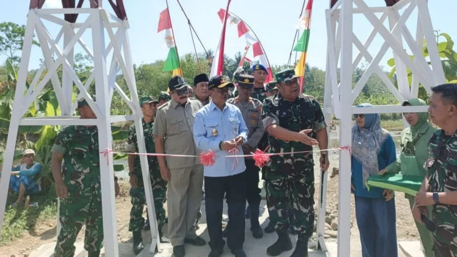 Wakil Bupati Brebes Wurja bersama Dandim 0713/Brebes Letkol Inf Ambariyantomo meresmikan Jembatan Gantung Perintis Garuda di Desa Bangbayang, Kecamatan Bantarkawung.