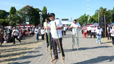 Keseruan Festival Sayang Anak di Pemalang, Bupati Ikut Main Egrang