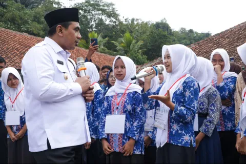 Pantau MPLS di Cilacap, Wagub Taj Yasin Ajak Siswa Rancang Rencana Masa Depan
