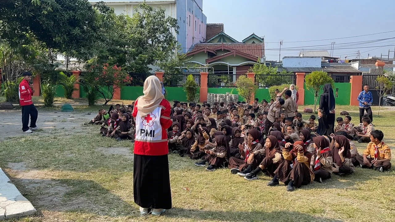 Siswa SDN Mejasem Barat 01 mengikuti edukasi kesiapsiagaan bencana bersama relawan PMI Kabupaten Tegal, Jumat, 17 Juli 2026.