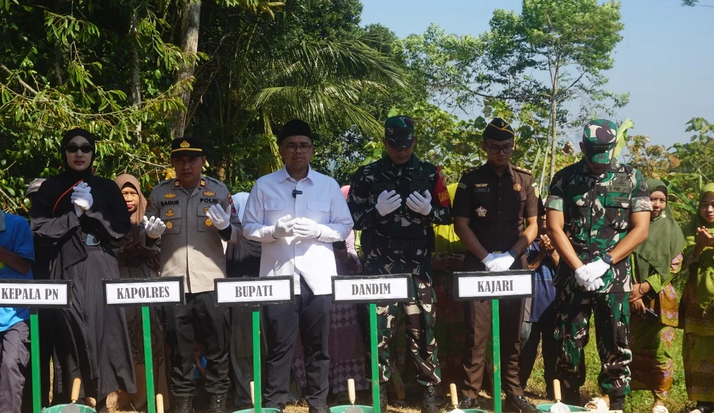 Bupati Batang Buka TMMD Sengkuyung Tahap III di Desa Toso