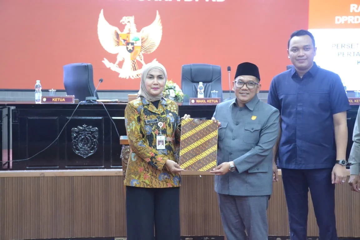 Persetujuan bersama raperda pertanggungjawaban pelaksanaan APBD Kendal. (edhot)