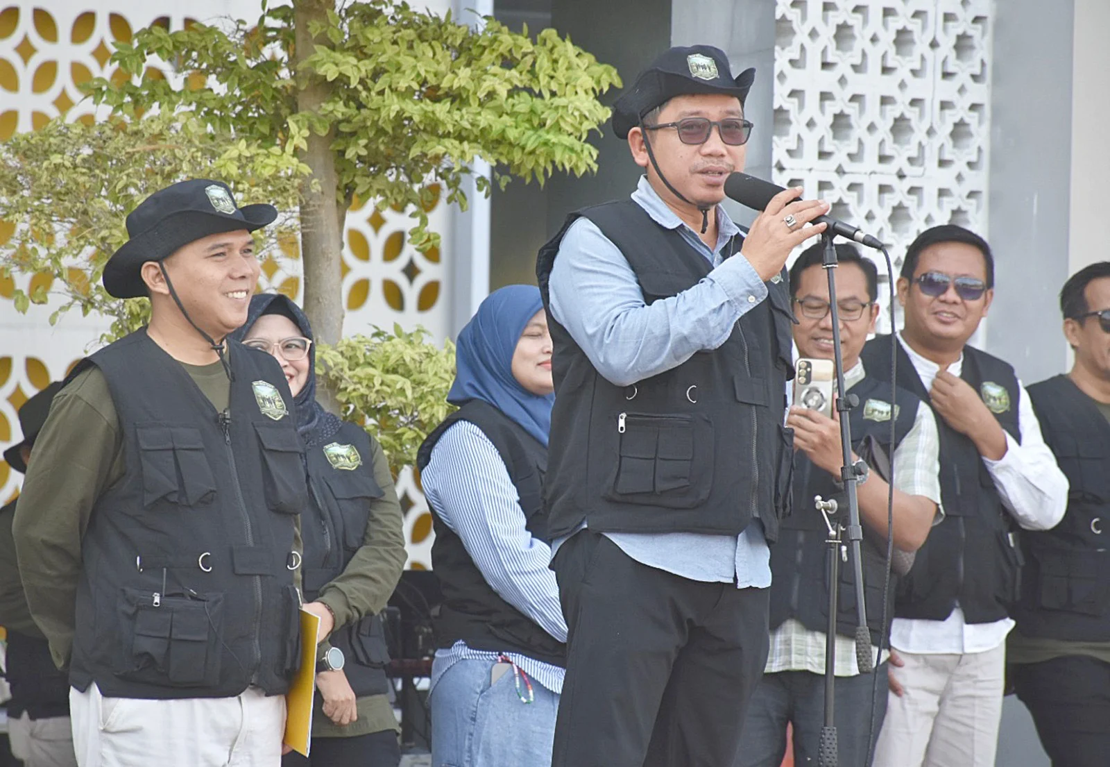 Rektor UPS Tegal Prof Dr Taufiqulloh MHum, didampingi jajaran rektorat, LPPM dan Dosen Pembimbing Lapangan, saat memberikan pengarahan dihadapan ribuan mahasiswa yang diterjunkan di desa terpencil untuk program KKN 2026.