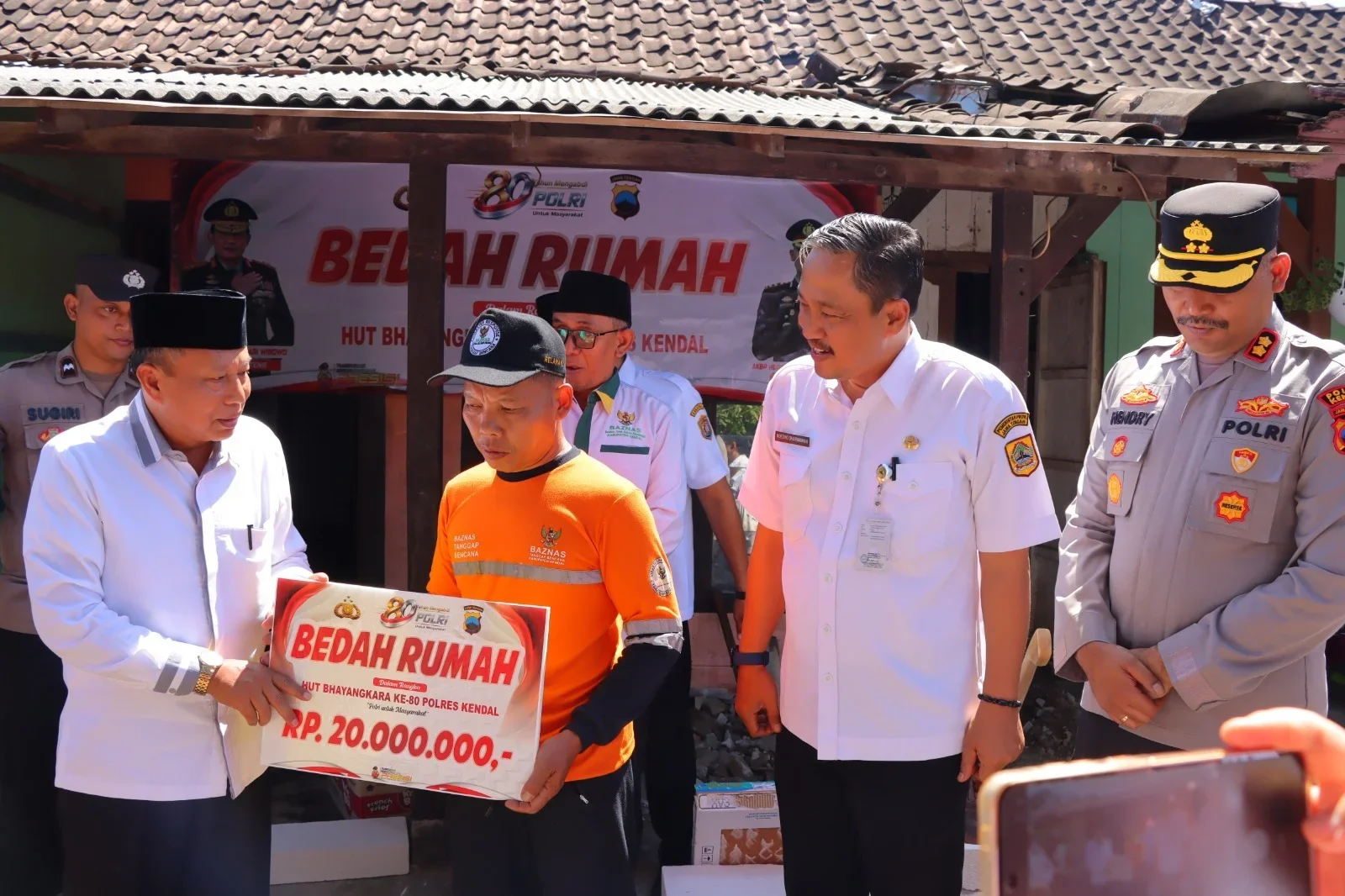 Polres Kendal Bedah Dua Rumah Warga Tak Layak Huni di Kangkung dn Pegandon