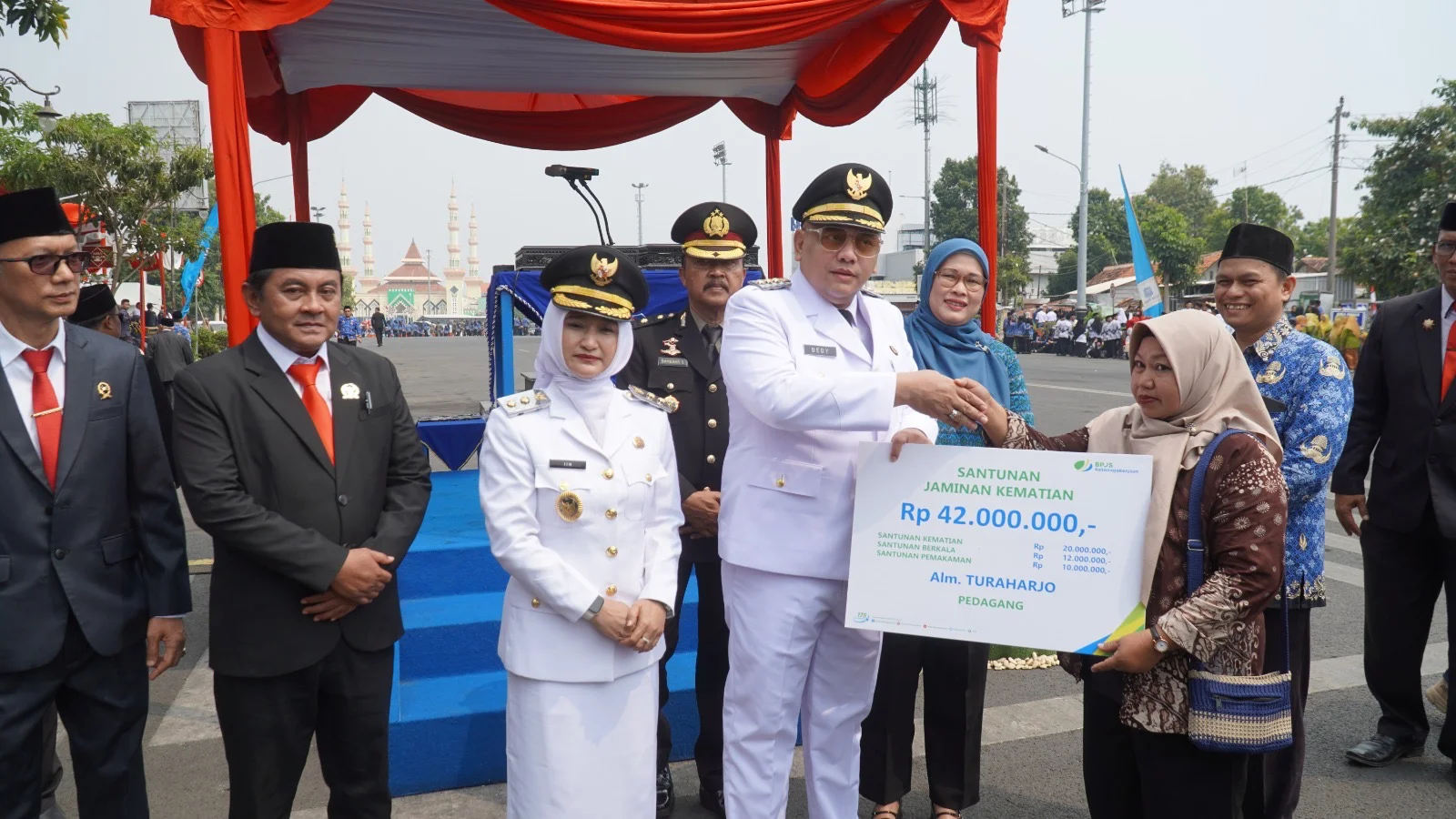 BPJS Ketenagakerjaan Serahkan Santunan di Upacara HUT RI Tegal