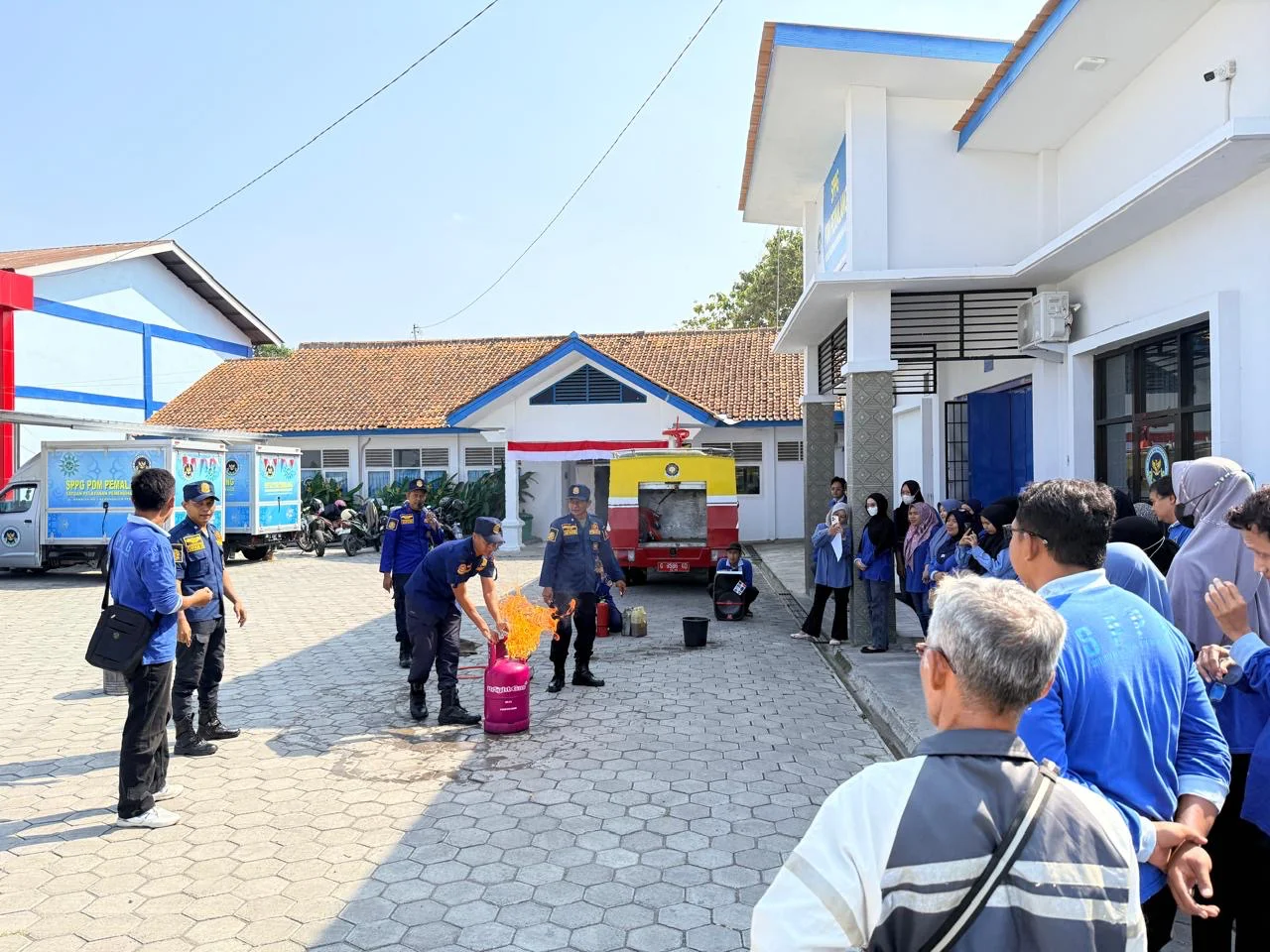 Cegah Kebakaran, Relawan SPPG Kebondalem 02 Pemalang Dilatih Tangani Api