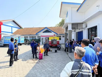 Cegah Kebakaran, Relawan SPPG Kebondalem 02 Pemalang Dilatih Tangani Api