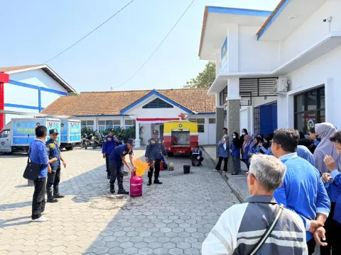 Cegah Kebakaran, Relawan SPPG Kebondalem 02 Pemalang Dilatih Tangani Api