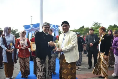 Kabupaten Batang Raih Penghargaan Top 10 Indeks Daya Saing Daerah Jateng