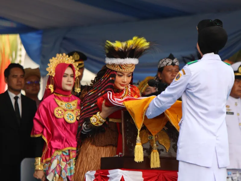 Bupati Brebes Sampaikan Pesan Persatuan, Berpakaian Adat Papua Saat Upacara HUT RI