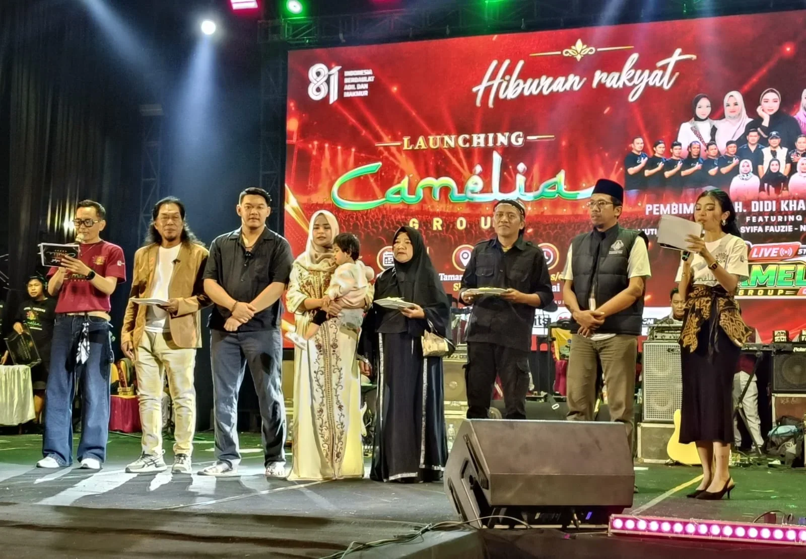 CEO Camelia Grup Agung dan keluarga, pembimbing Camelia Grup, H Didi Kharisman Soneta serta Pemred Puskapik.com, Dwi Ariadi foto bersama usai potong tumpeng di Trasa Slawi, Sabtu malam 29 Agustus 2026. (Guntur) 